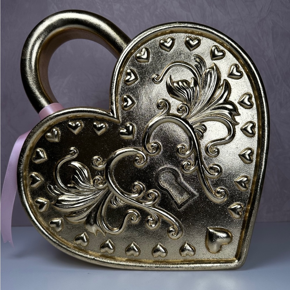 Heart-Shaped Decorative Padlock in Gold - Picture 1 of 16